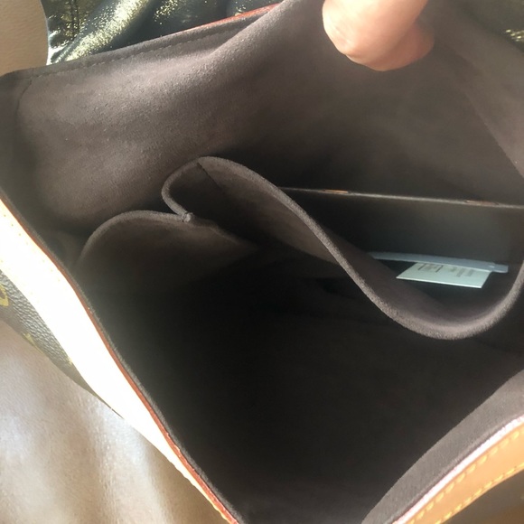 💯% Authentic Louis Vuitton Kalahari GM - Picture 5 of 8